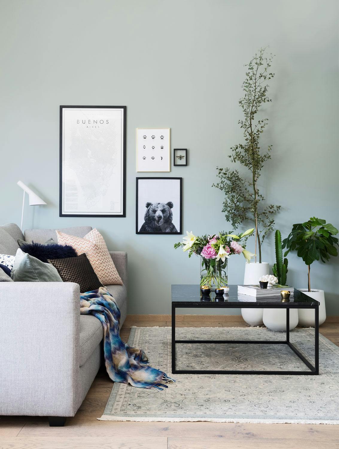 Fornyer stuen med farger og bilder Mintfarget stue med grå sofa og svart marmorbord